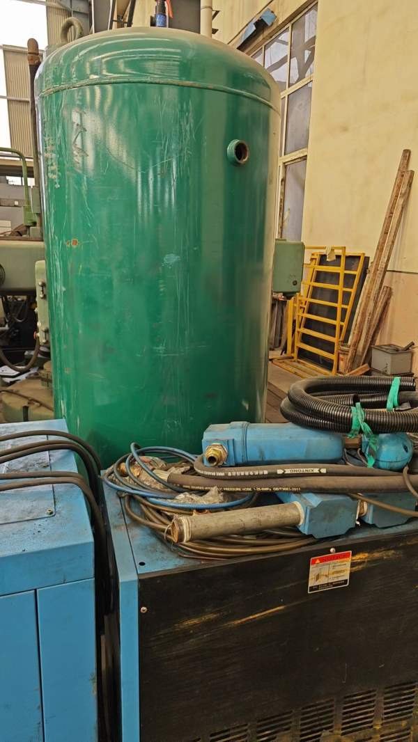 7.5KW螺杆空压机，干燥机，气罐一套出售