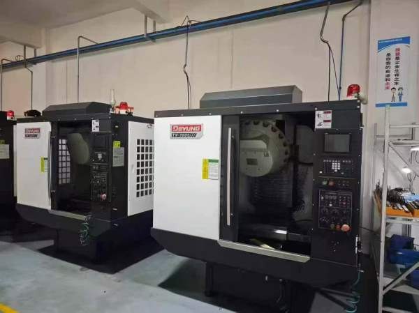 刚刚拿下2台基本全新德扬700钻功中心、工作台850/400.