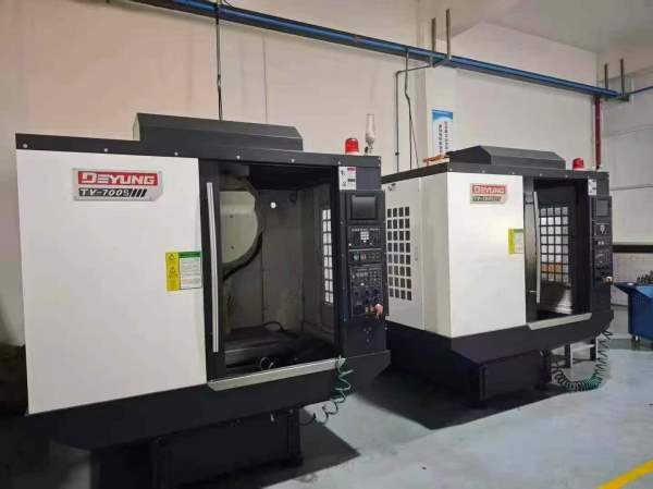 刚刚拿下2台基本全新德扬700钻功中心、工作台850/400.