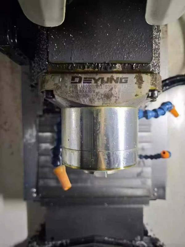 刚刚拿下2台基本全新德扬700钻功中心、工作台850/400.