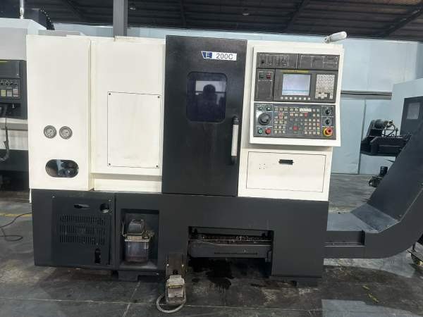 威亚E200C数控车床，2016年出厂，8寸卡盘，12工位私服.