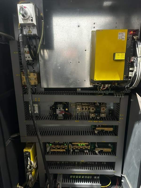 威亚E200C数控车床，2016年出厂，8寸卡盘，12工位私服.