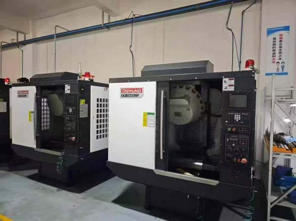 刚刚拿下2台基本全新德扬700钻功中心、工作台850/400.