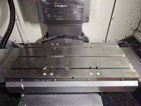 刚刚拿下2台基本全新德扬700钻功中心、工作台850/400.