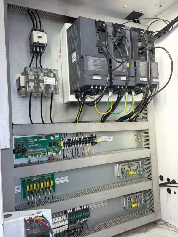 上海衡旭重型1580数控铣床一台，三硬轨道，台湾洛益BT.