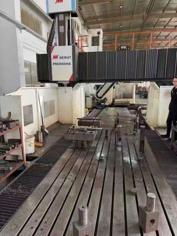 刚刚买下22年到厂纽威6033龙门加工中心工作台台面，门.