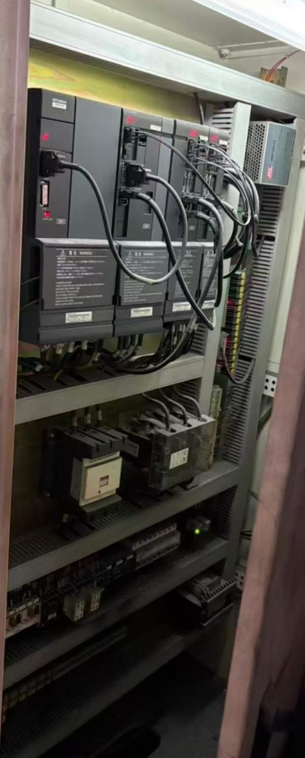 同款两台1814卧式加工中心，粗框机，工作台2000x900，.