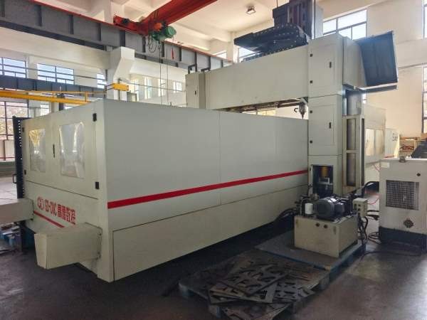 南京工厂在位出售巨浪4223数控龙门发那科系统，主轴齿.