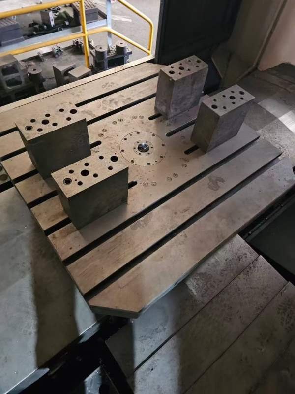 刚刚买下：2024年南通国盛1000单工位卧加一台，bt50齿.