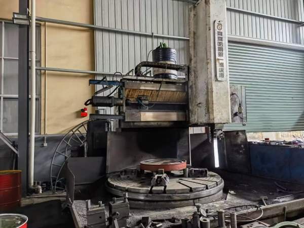 工厂在位出售一台齐齐哈尔两米数控立车，发那科td系统.