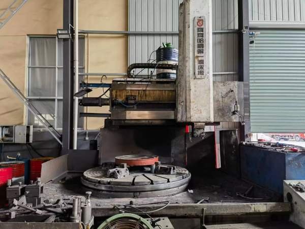 工厂在位出售一台齐齐哈尔两米数控立车，发那科td系统.