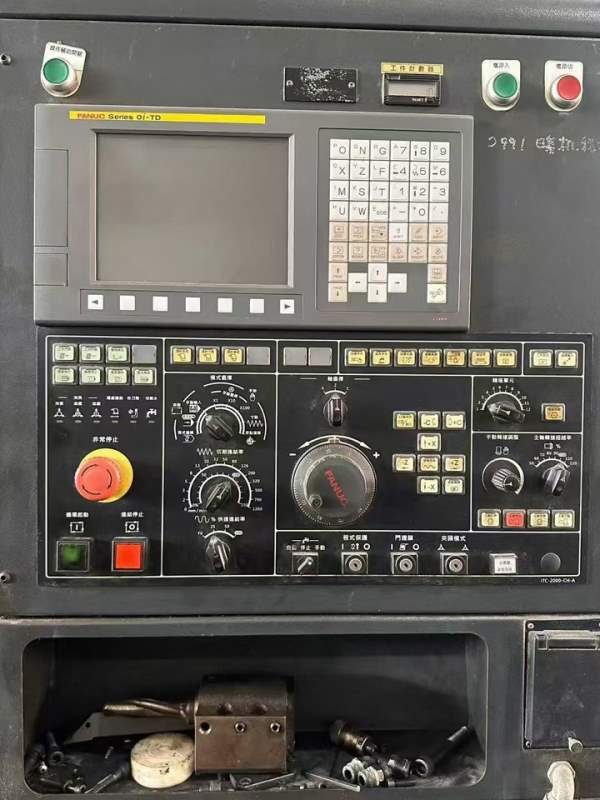 台湾原装进口东台TCS2000数控车床，发那科系统，8寸液.