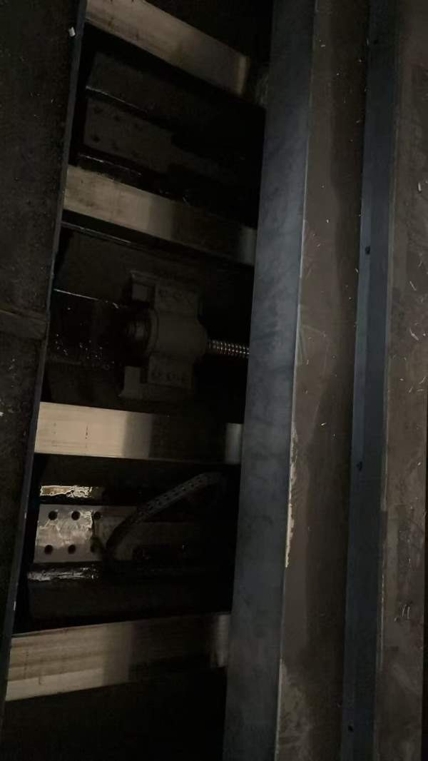 同款两台1814卧式加工中心，粗框机，工作台2000x900，.