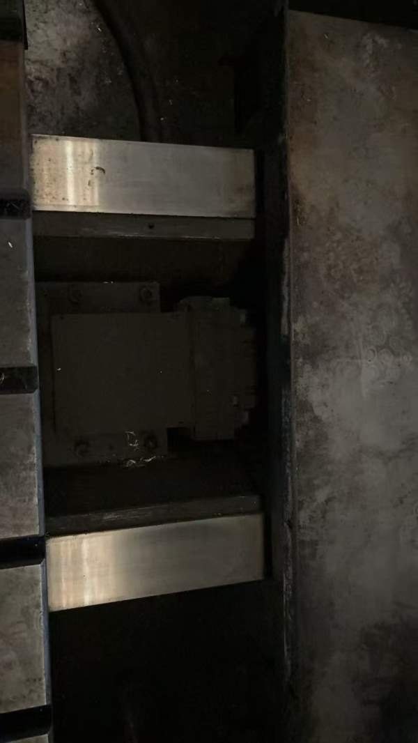 同款两台1814卧式加工中心，粗框机，工作台2000x900，.