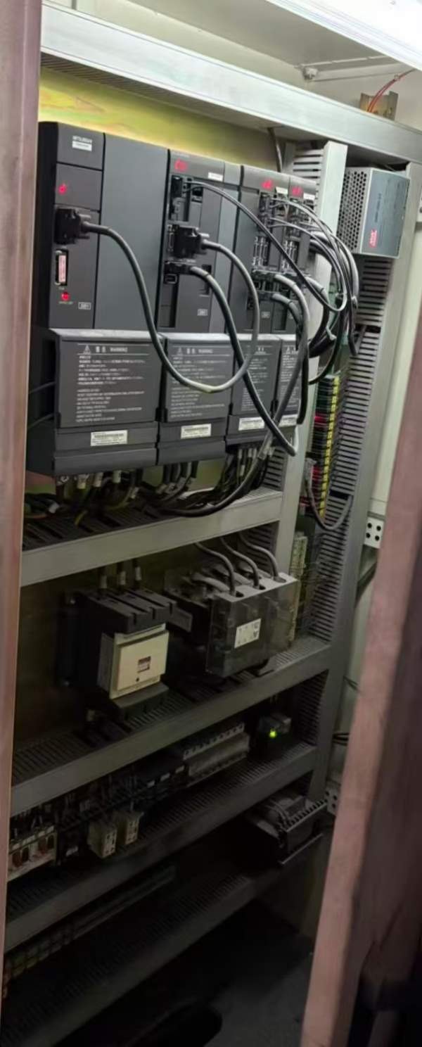 同款两台1814卧式加工中心，粗框机，工作台2000x900，.