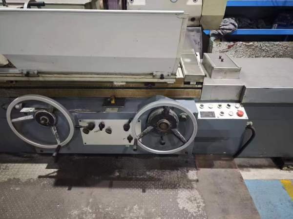 在位出售上海机床床产1350/3000外员磨床一台、设备少.