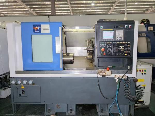 台湾原装进口东台TCS2000数控车床，8寸液压卡盘，回转.
