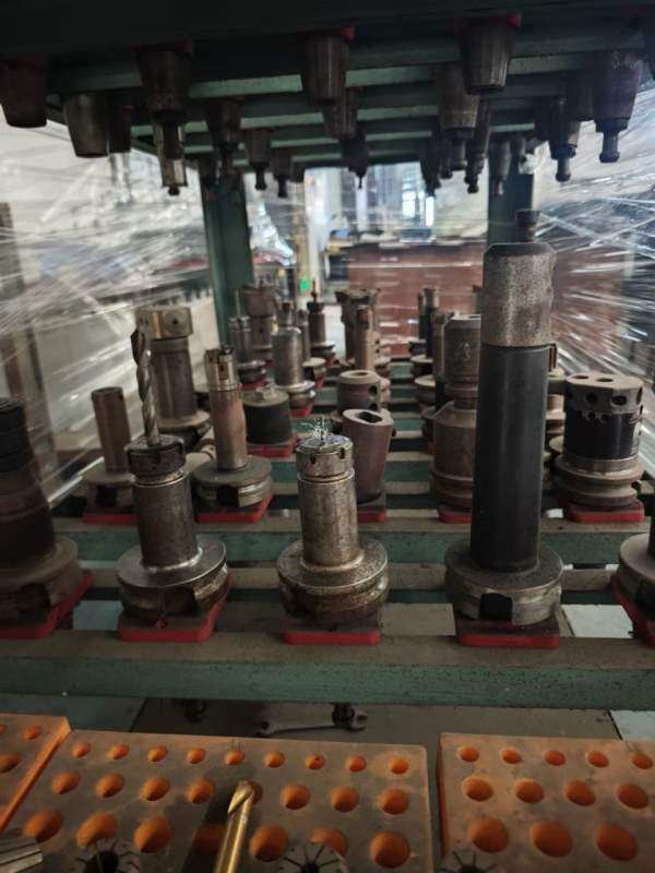 300把Bt50刀柄，镗刀45把，全部少用