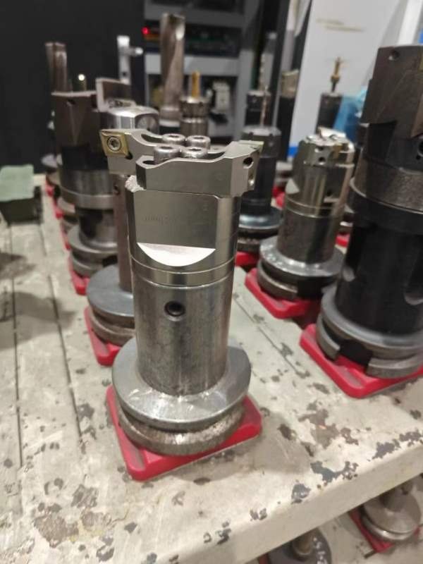 300把Bt50刀柄，镗刀45把，全部少用