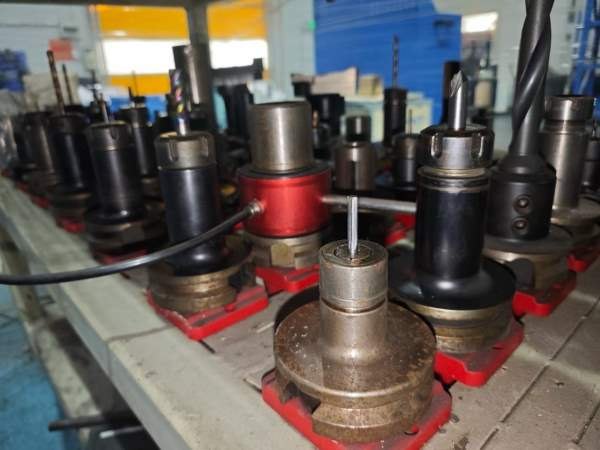 300把Bt50刀柄，镗刀45把，全部少用