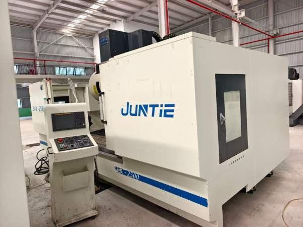 同款4台骏铁2500材型加工中心，法那克mfPlus系统！主.