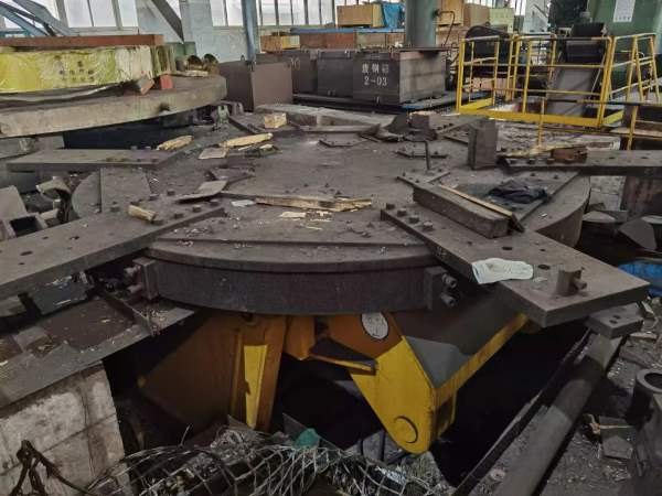 焊接回转工作台，直经5x5米，承重1OO吨，德国进口2003.