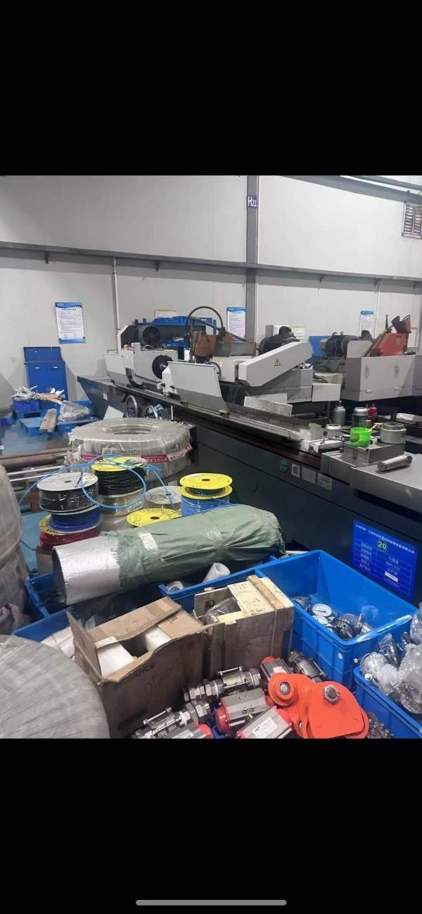 常州工厂这些设备已售现场还有多台精品设备、人在现场.