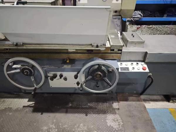 在位出售上海机床床产1350/3000外圆磨床一台、设备少.