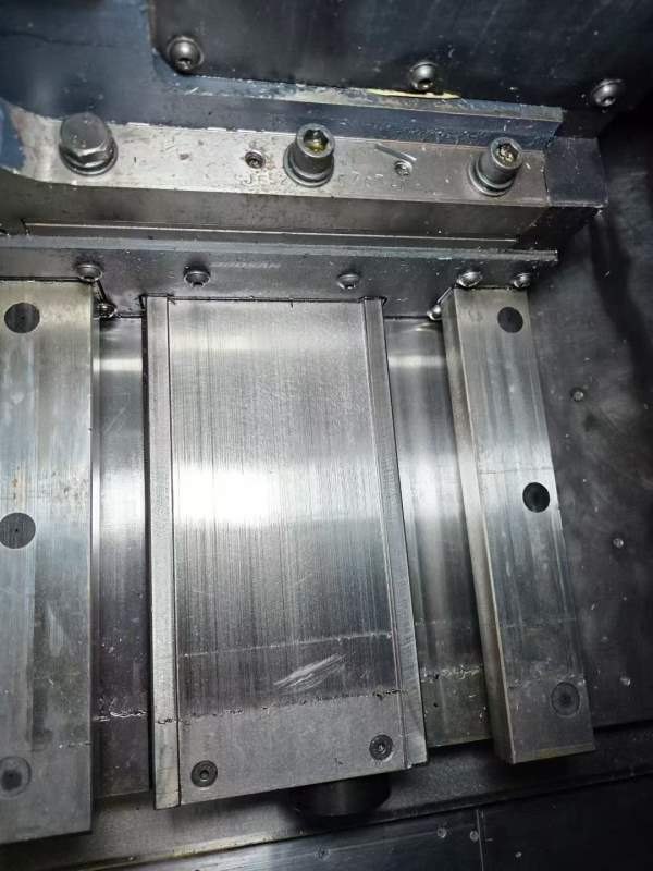 斗山PUMA3050L，12寸卡盘，18.5KW主轴电机，过棒料76.