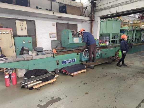 2010年上海机床厂精密外圆磨MM13502米，加工精度1丝，.