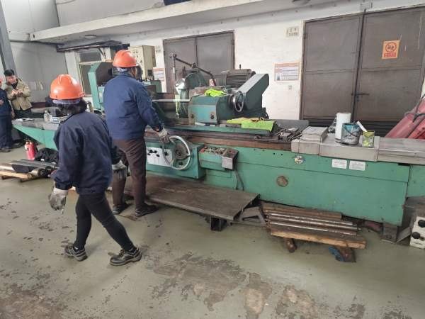 2010年上海机床厂精密外圆磨MM13502米，加工精度1丝，.