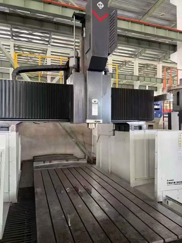 仓库刚过到货18年海天4028龙门加工中心 工作台2X4 门.