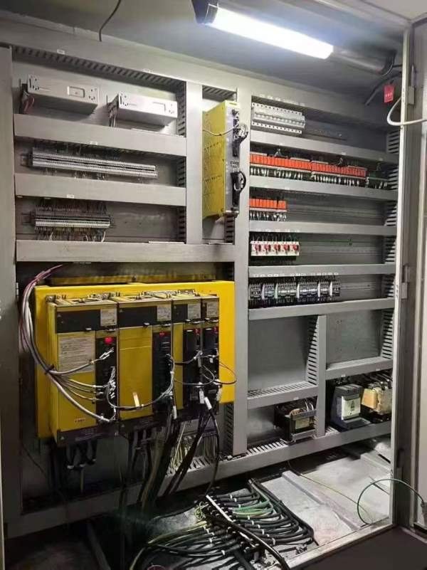 仓库刚过到货18年海天4028龙门加工中心 工作台2X4 门.