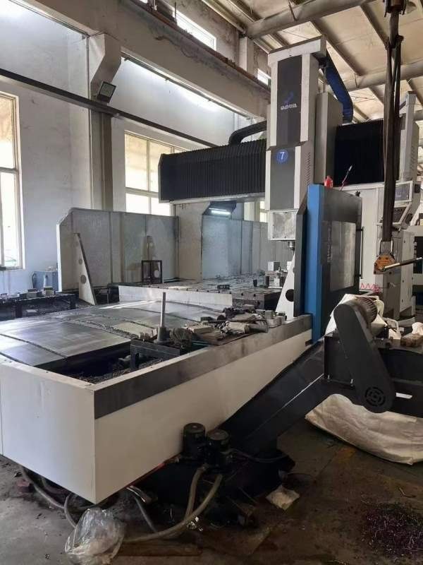 刚刚到买下2022年南通乔威智能4028龙门加工中心，台面.