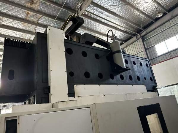 华群2212龙加门工中心，发那科MD系统，两一线硬，Y轴.