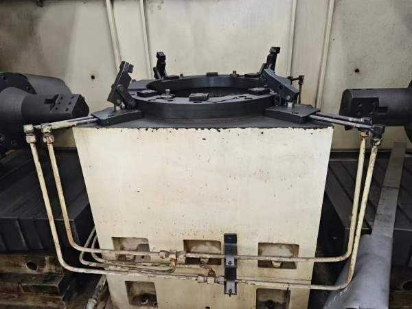 两个大镗头，滑台，液压站，油冷机可拆开卖，有人要联.