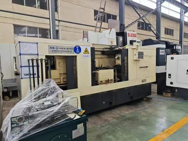 两个大镗头，滑台，液压站，油冷机可拆开卖，有人要联.