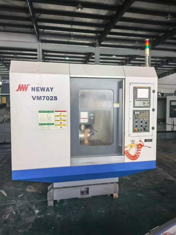 纽威702立式加工中心纽威650立式加工中心，成色非常新.