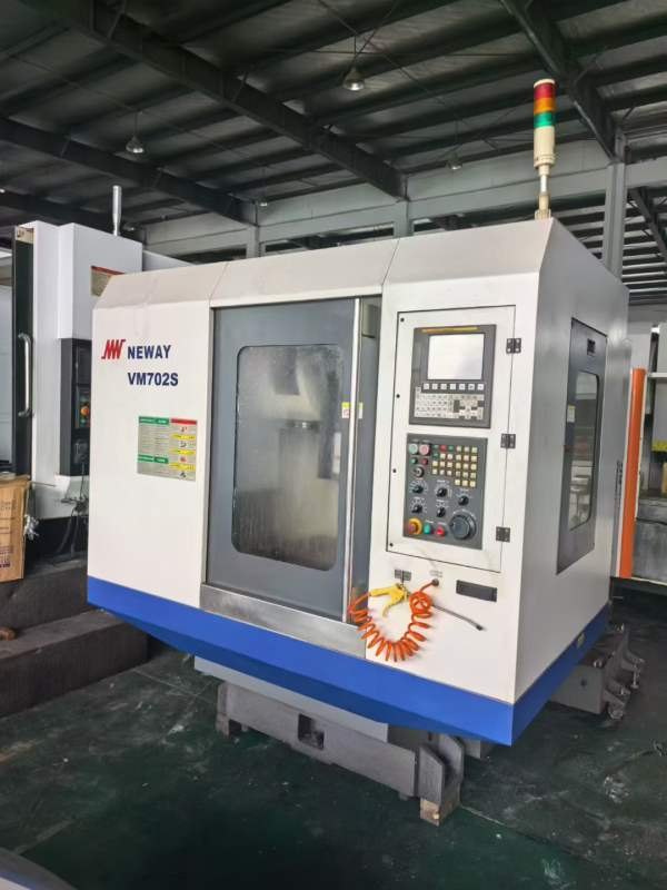 纽威702立式加工中心纽威650立式加工中心，成色非常新.