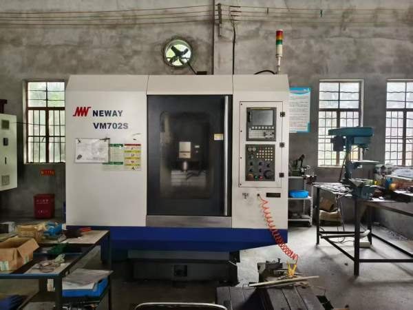 纽威702立式加工中心纽威650立式加工中心，成色非常新.