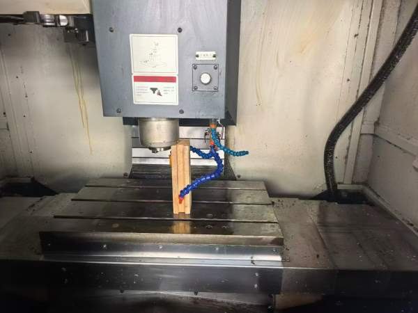 纽威702立式加工中心纽威650立式加工中心，成色非常新.