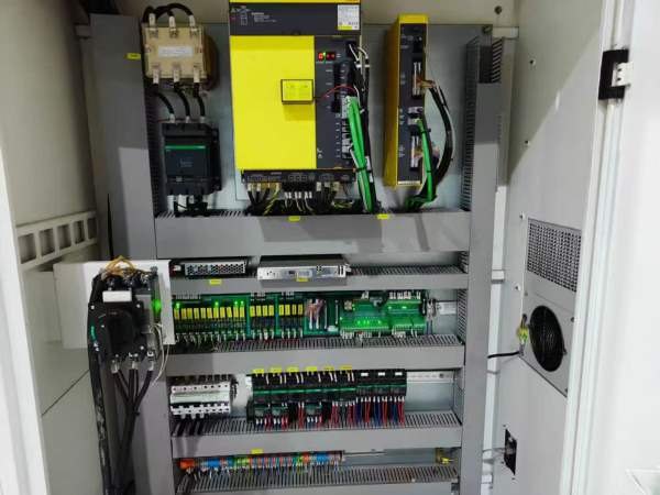 还有一台准新的扬森2013龙门加工中心