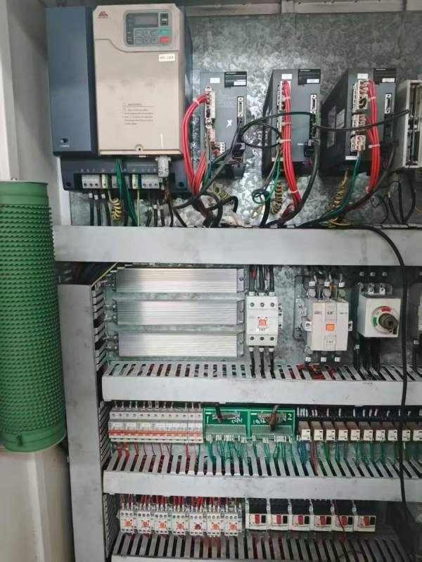 台湾嘉胜1710粗框机一台，三轴硬轨，三菱M70系统，BT5.