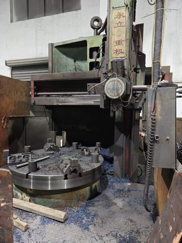 永立2数控立车，卡盘直径1米4多，加工高度1米2，广数.