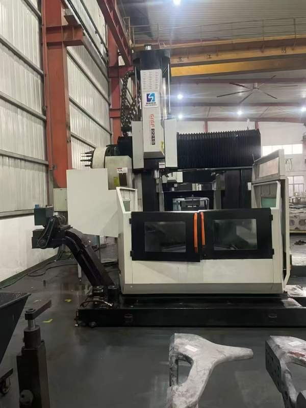 刚刚买下国盛2215 工作台1.3米2.2米，门宽1.55米，门.