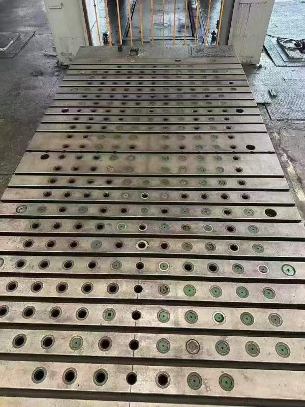 济南二机3360吨四点线：1300吨，800吨，630吨，630吨.