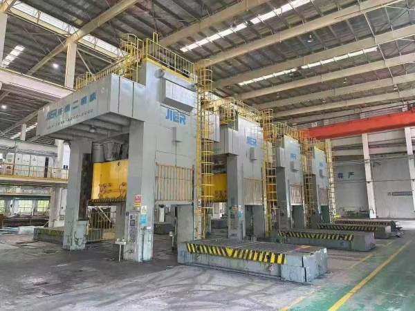 济南二机3360吨四点线：1300吨，800吨，630吨，630吨.