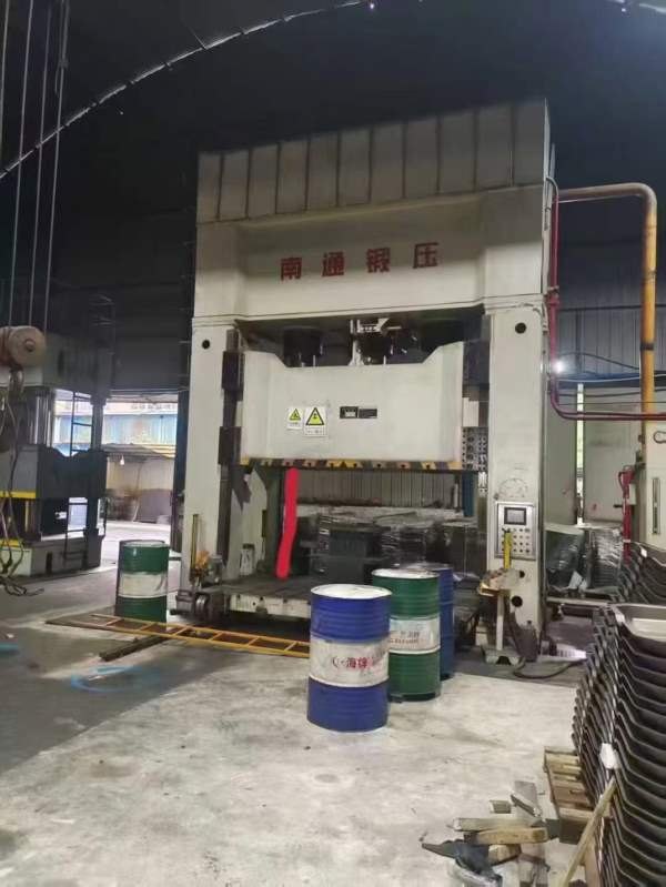 南通锻压1000吨框架液压机。有效台面1.9X3.2米，开口1.