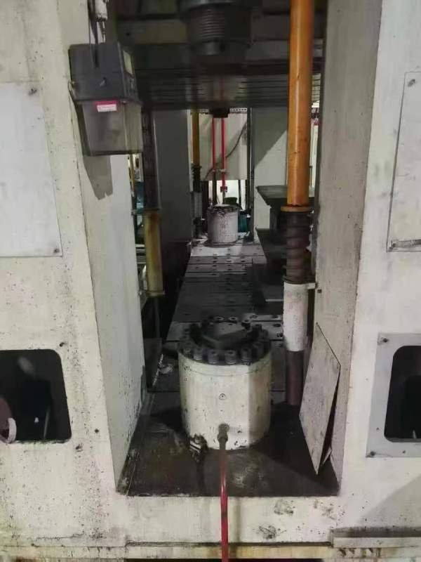 南通锻压1000吨框架液压机。有效台面1.9X3.2米，开口1.