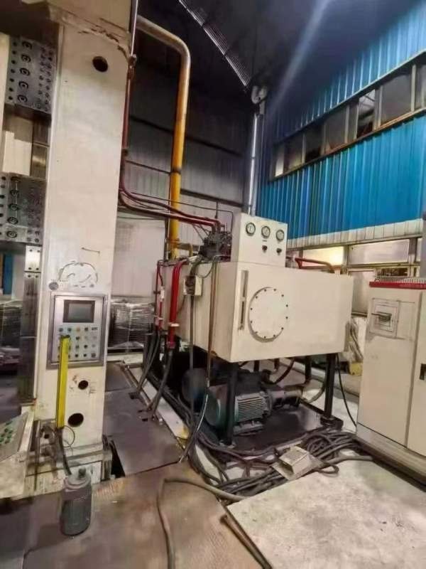 南通锻压1000吨框架液压机。有效台面1.9X3.2米，开口1.